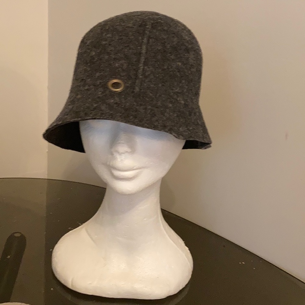 Asymmetric hat in wool with metal nails details